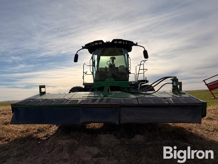 2021-john-deere-w235-image-2