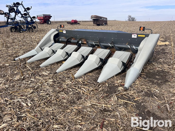 2010-gleaner-gl3000-6-6r30”-corn-head-image-1