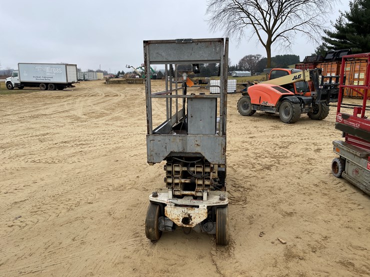 #301-•-terex-scissor-lift-image-2