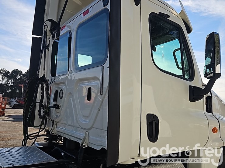 2018-freightliner-cascadia-image-37