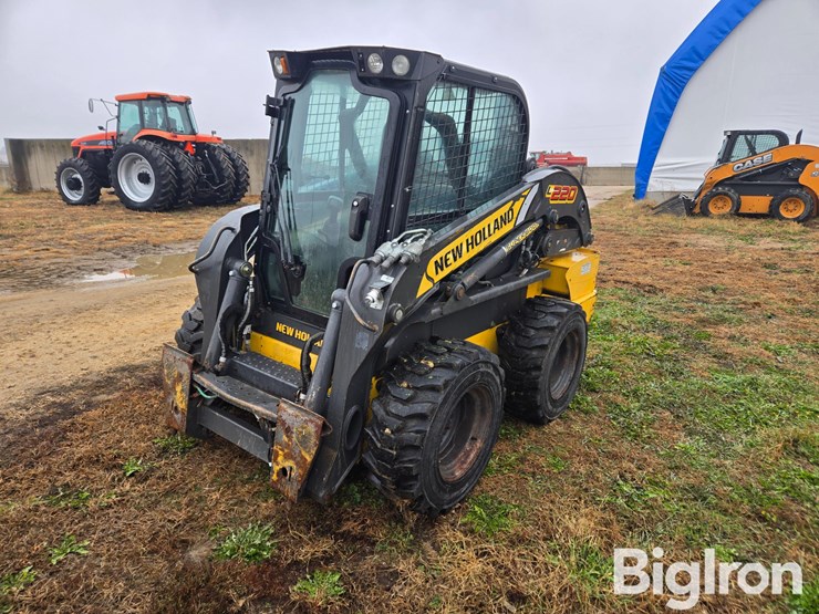 new-holland-l220-image-1