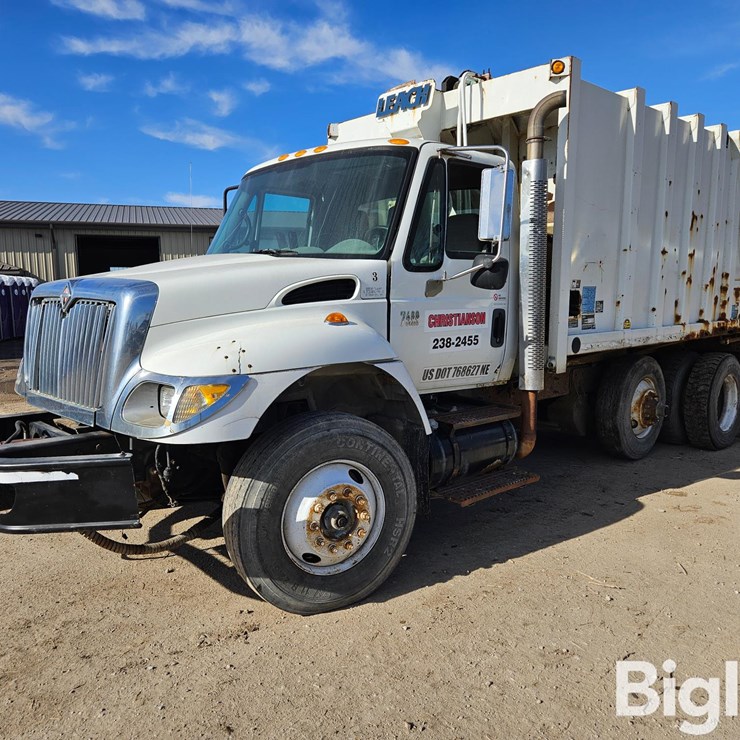 2003 INTERNATIONAL 7400