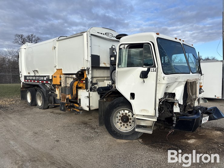 2015-peterbilt-320-image-10
