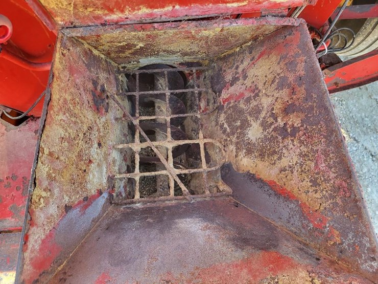 new-holland-358-image-22