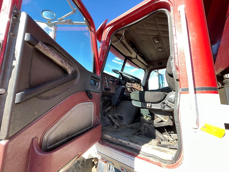 #1110-•-2002-international-5500i-6x4-dump-truck-(has-mn-title)-image-33