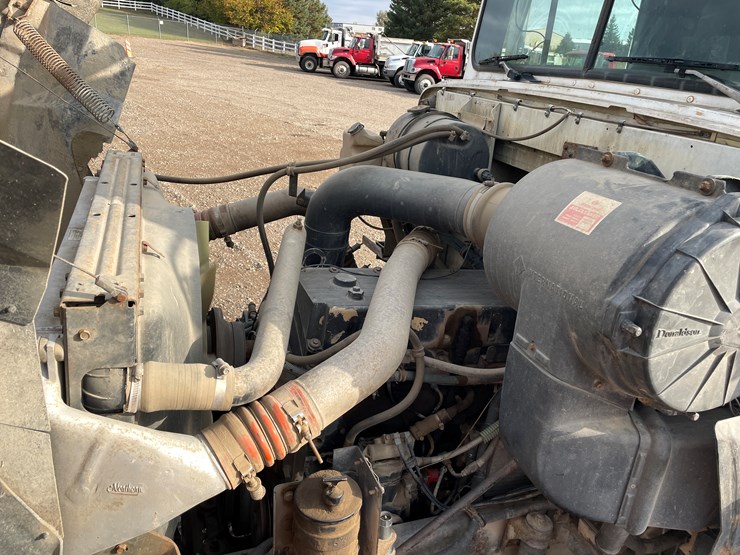 #1107-•-1994-international-truck-tractor-(has-mn-title)-image-18