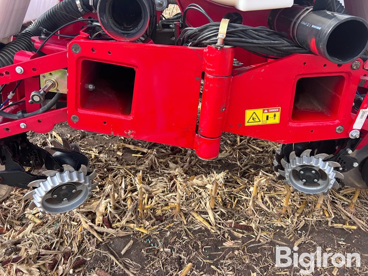 2018-white-9200-12r30”-front-fold-planter-image-14