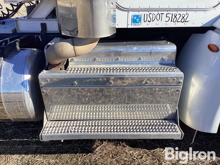 2014-peterbilt-384-image-16