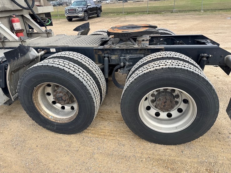 2016-kenworth-t680-image-11