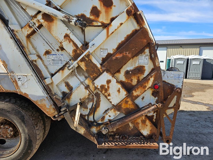 international-4900-image-10