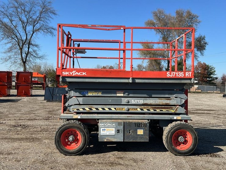 skyjack-sj7135rt-image-2