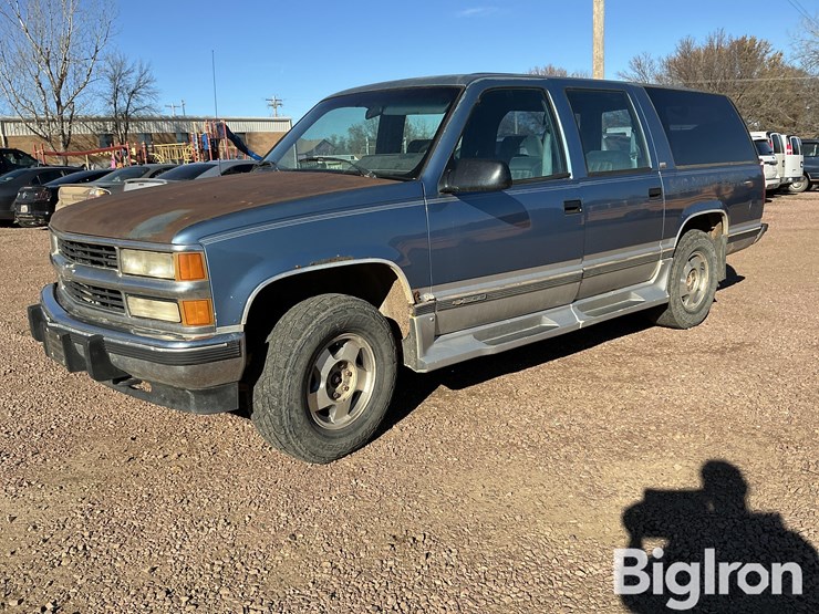 chevrolet-suburban-1500-image-1