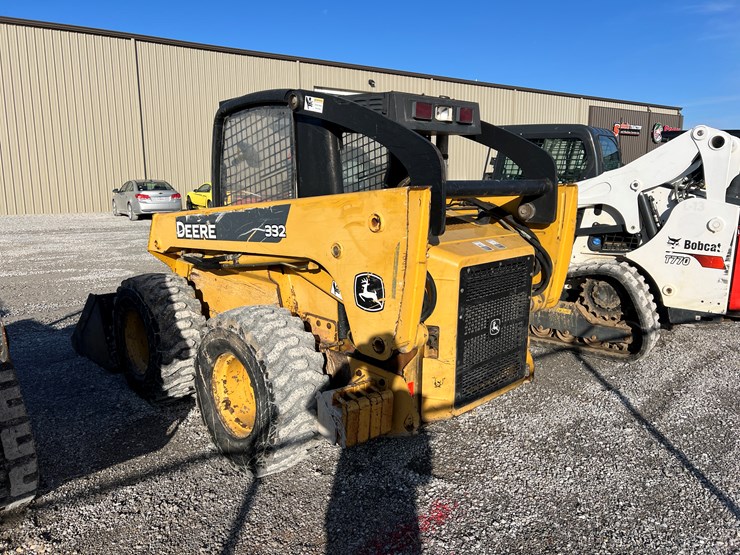 john-deere-332-image-17