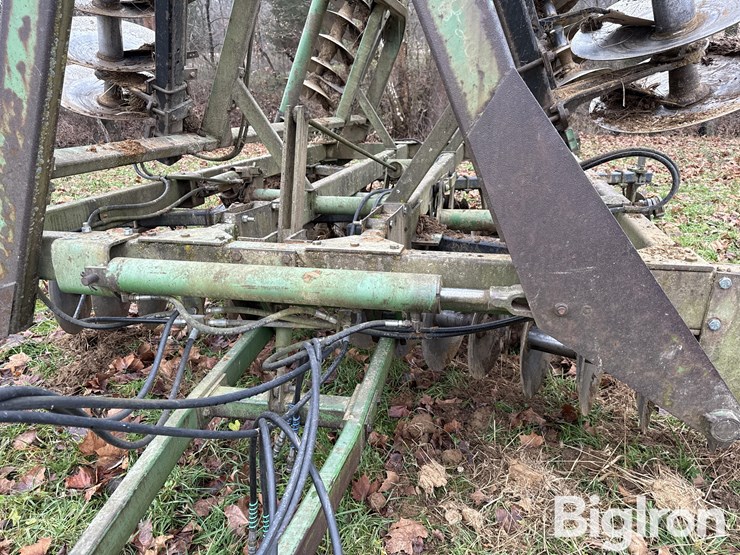 john-deere-230-image-11