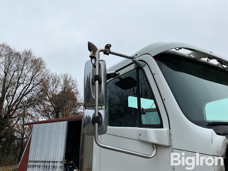 freightliner-columbia-120-image-10