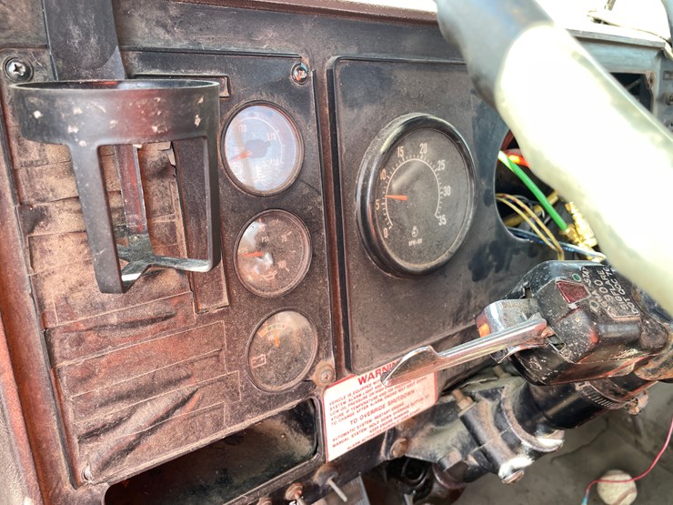 #1104-•-1989-international-truck-tractor-**should-be-trailered**-(has-mn-title)-image-29