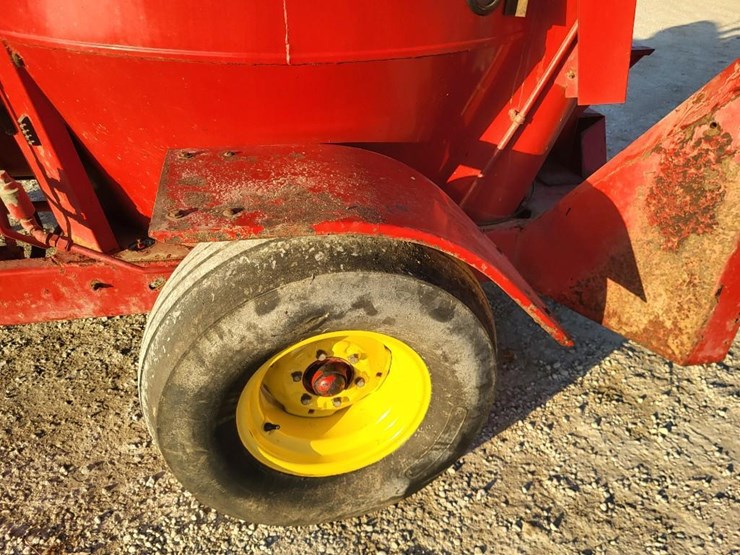 new-holland-358-image-33