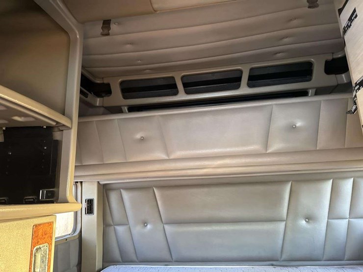 2001-peterbilt-379-image-43