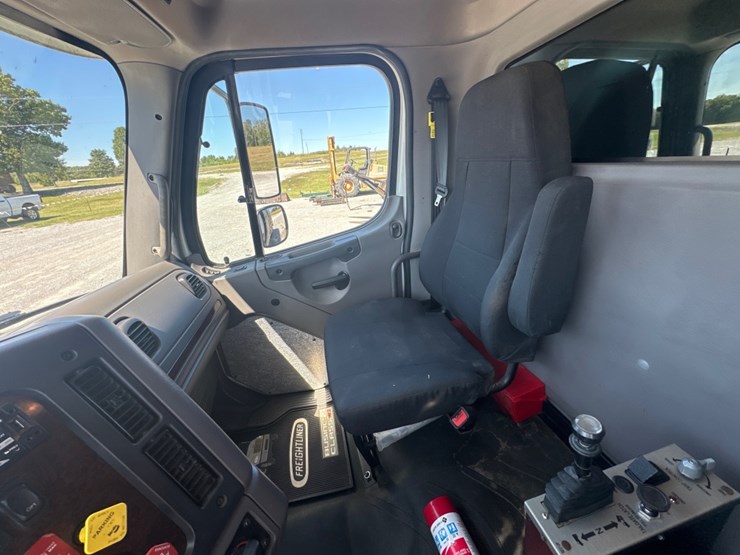 freightliner-m2-106-image-8