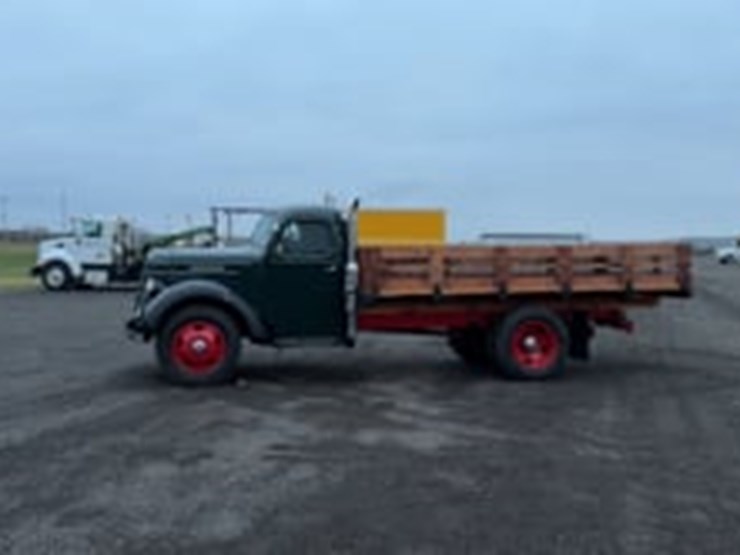 1940-international-d5-30-flatbed-truck-image-39