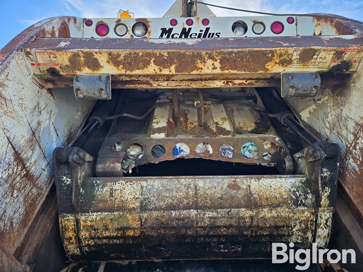 international-4900-image-12