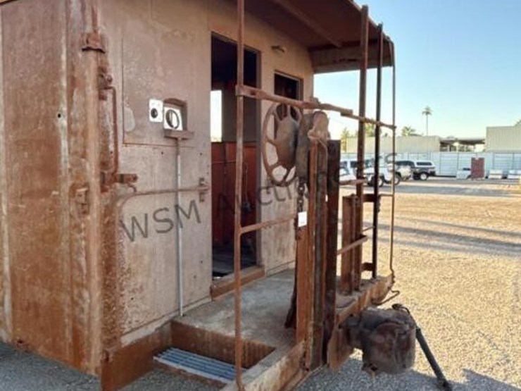 caboose-rail-car-w/-trucks-&-rail-section-image-8