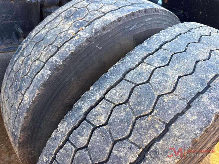 2084-freightliner-cascadiaday-cab-truck-tractor-image-16