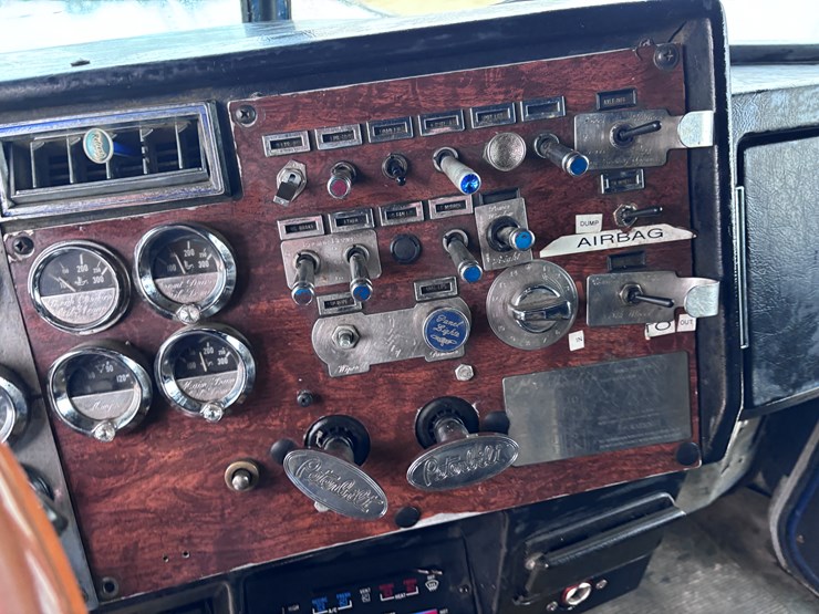1990-peterbilt-379-image-16
