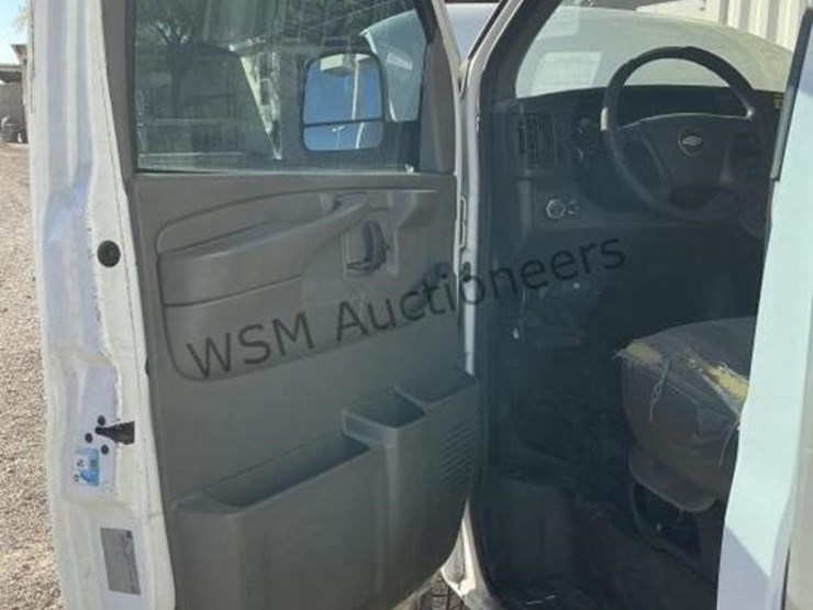 2015-chevrolet-express-3500-image-25