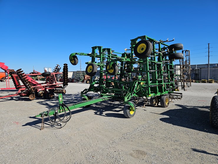 john-deere-2210-image-1