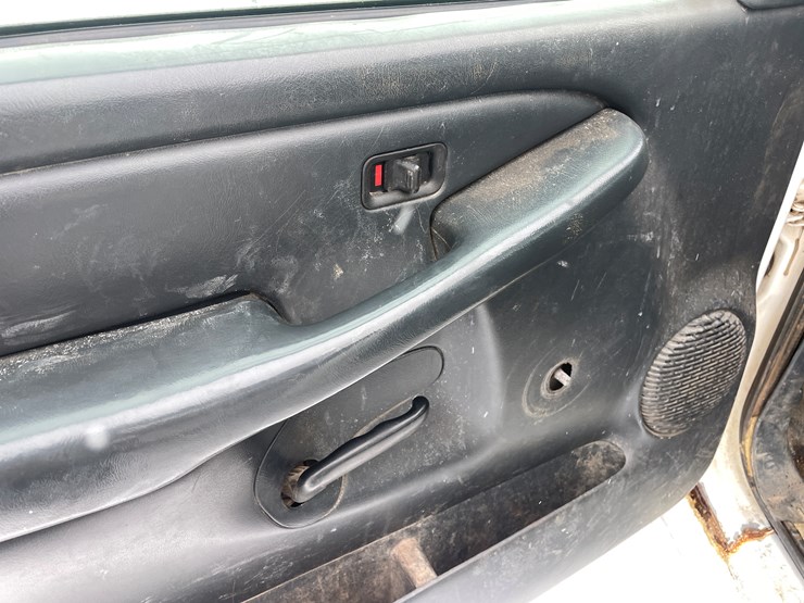 #1169-•-2001-chevrolet-3500-dump-box-truck-(has-mn-title)-image-26