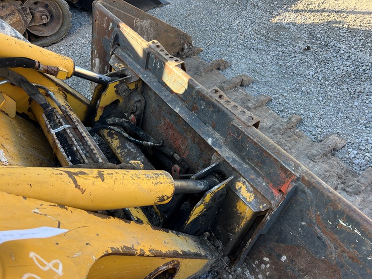 john-deere-332-image-3