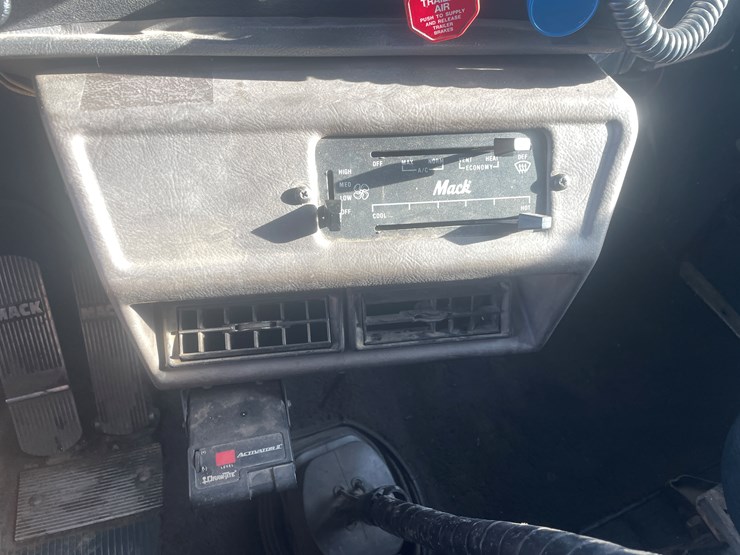 #1156-•-1987-mack-dump-truck-(has-mn-title)-image-26