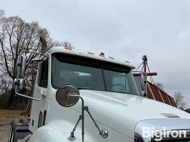 freightliner-columbia-120-image-16