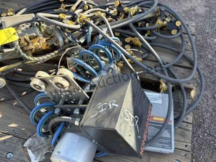 pallet-of-misc-vac-lift-equipment-image-5