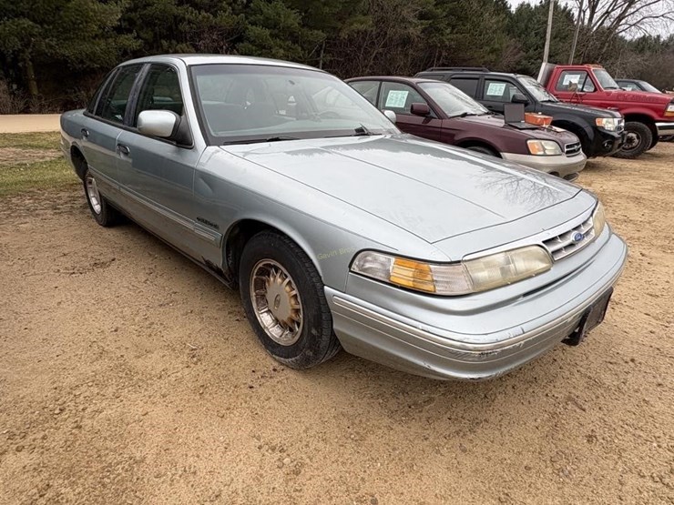 1995-ford-crown-victoria-lx-car-image-3