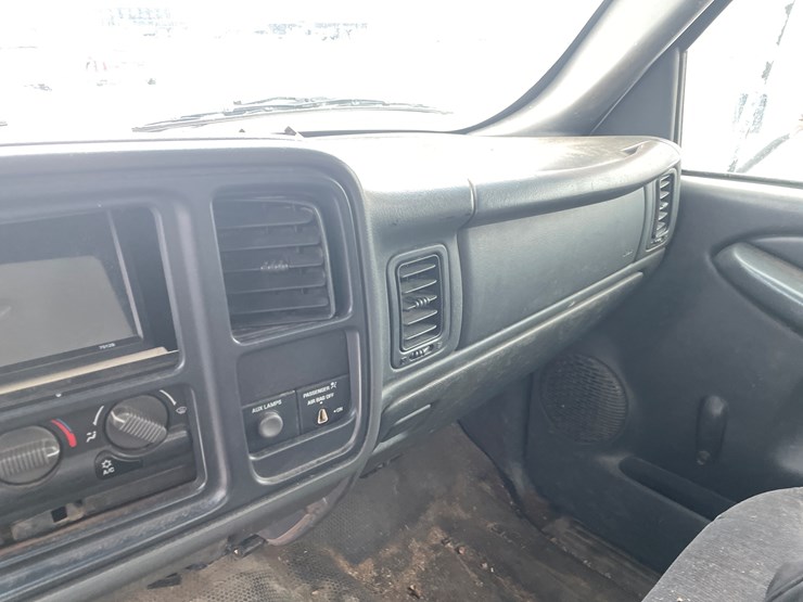 #1169-•-2001-chevrolet-3500-dump-box-truck-(has-mn-title)-image-24