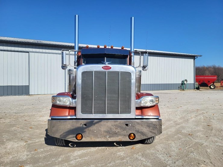 peterbilt-389-image-8