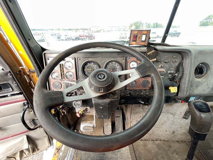 #1107-•-1994-international-truck-tractor-(has-mn-title)-image-24