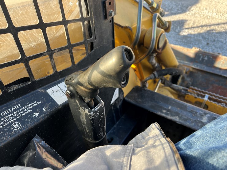 john-deere-332-image-12