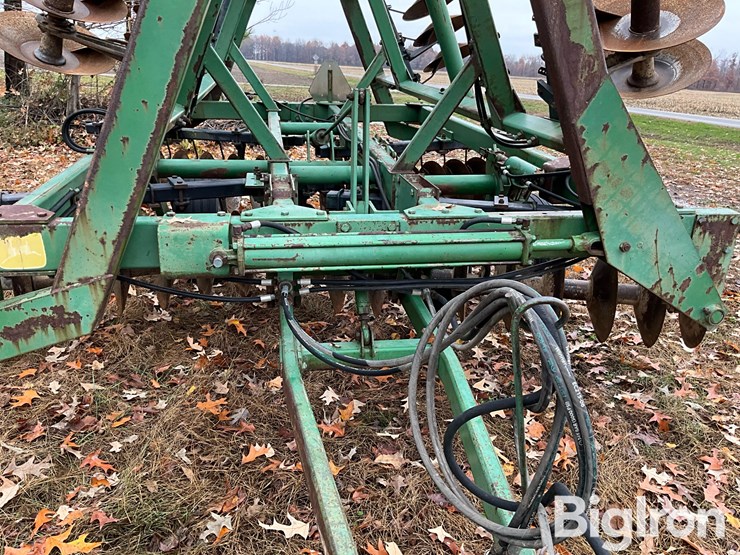 john-deere-230-image-11