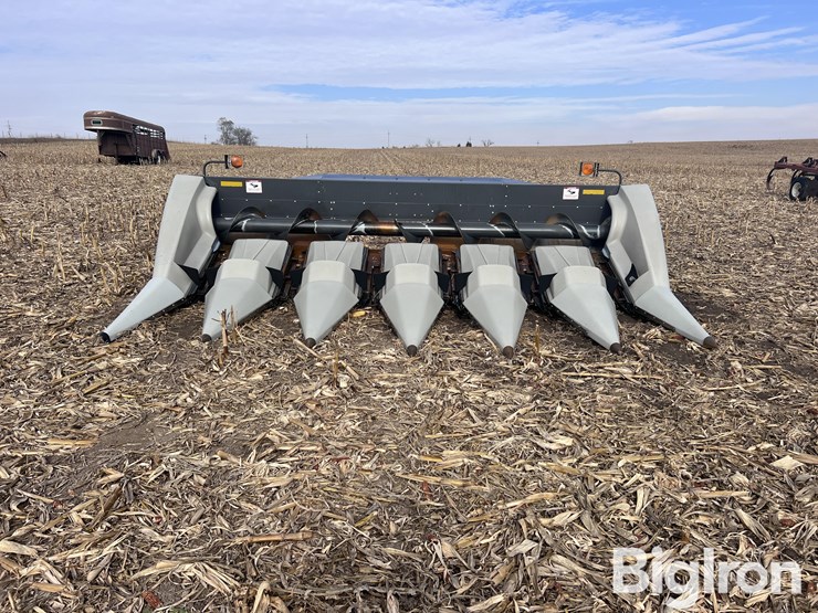 2010-gleaner-gl3000-6-6r30”-corn-head-image-2