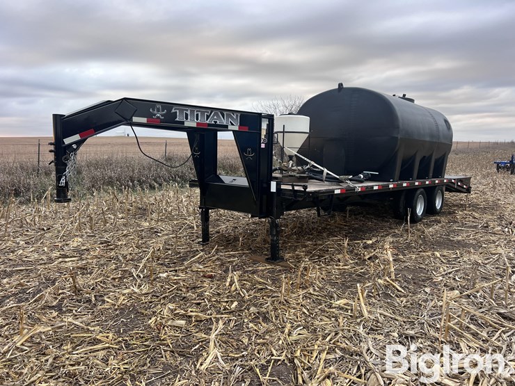 2015-titan-trailer-image-1