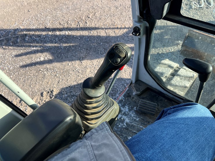 takeuchi-tb260-image-17