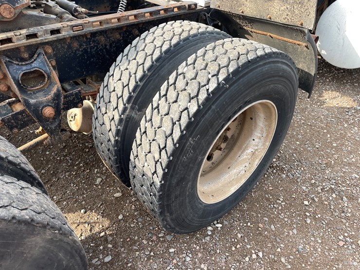 #1107-•-1994-international-truck-tractor-(has-mn-title)-image-13