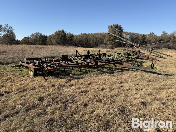 john-deere-32-image-1