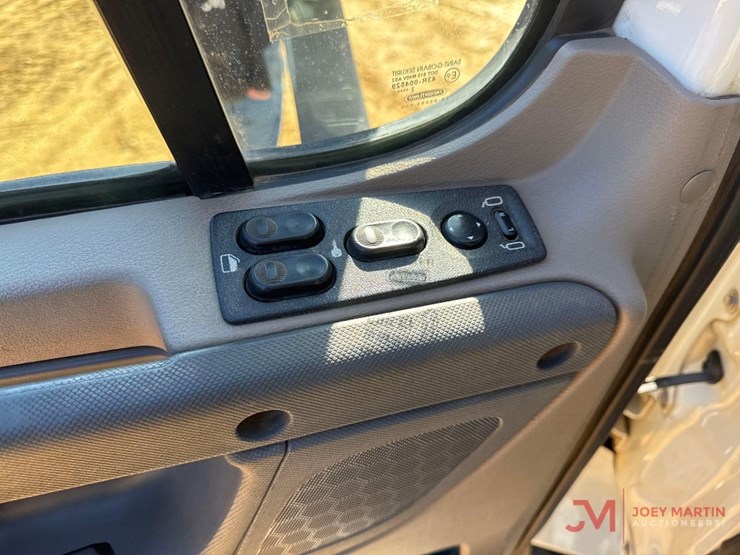 2014-freightliner-cascadia-evolution-day-cab-truck-tractor-image-19