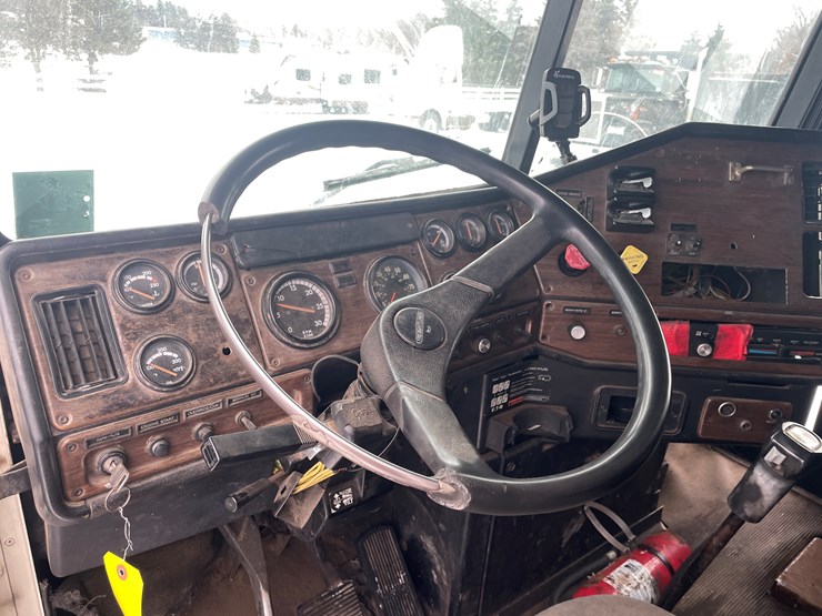 #1154-•-1996-freightliner-truck-tractor-(has-mn-reconstructed-title)-image-33