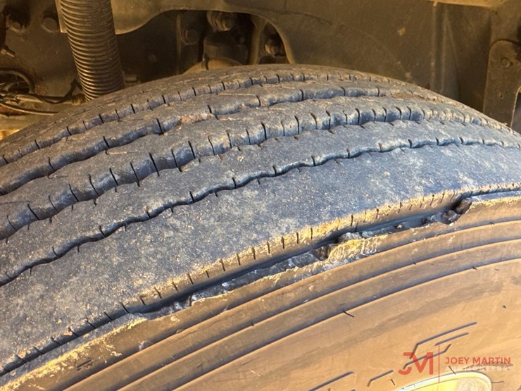 2084-freightliner-cascadiaday-cab-truck-tractor-image-6