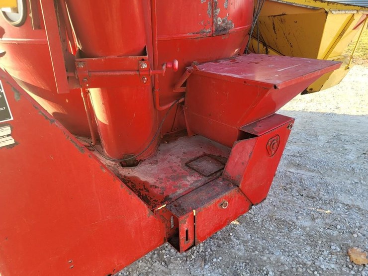 new-holland-358-image-25